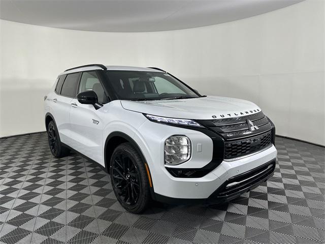 Photo of 2025 White Diamond Mitsubishi Outlander PHEV