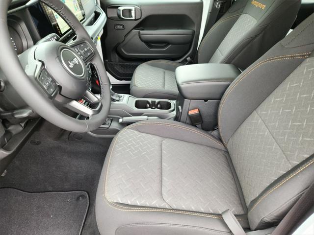Photo of 2025 Bright White Clearcoat Jeep Gladiator
