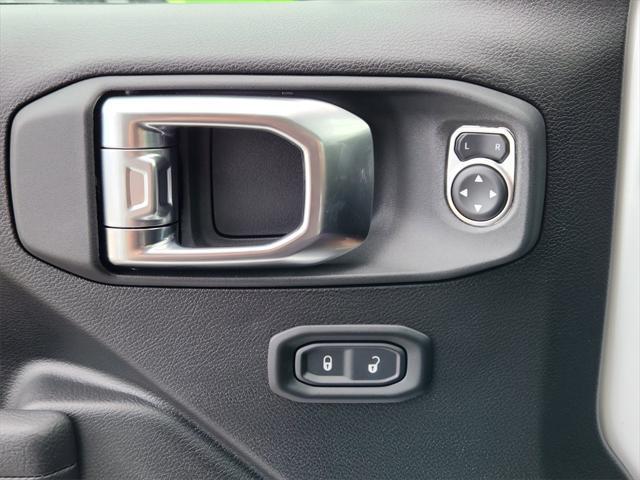 Photo of 2025 Bright White Clearcoat Jeep Gladiator