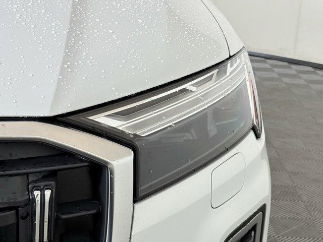 Photo of 2025 Glacier White Metallic Audi Q7