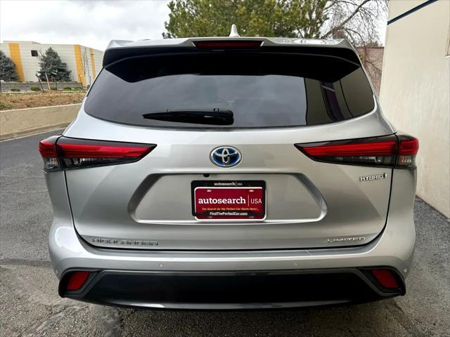 Photo of 2023 Celestial Silver Metallic Toyota Highlander Hybrid