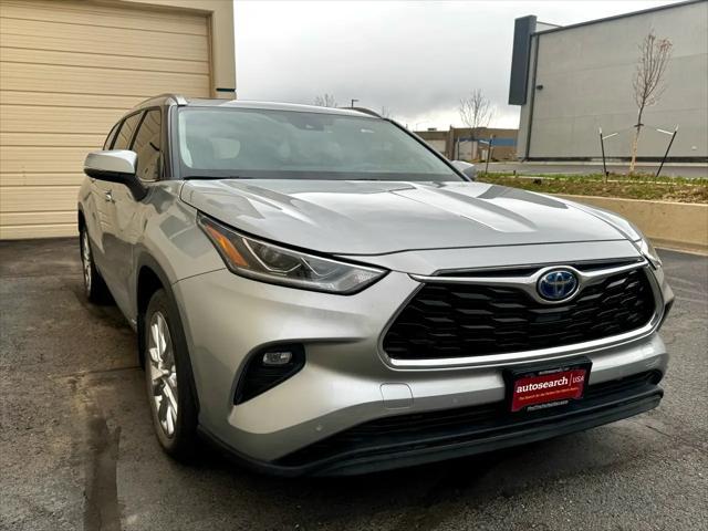 Photo of 2023 Celestial Silver Metallic Toyota Highlander Hybrid