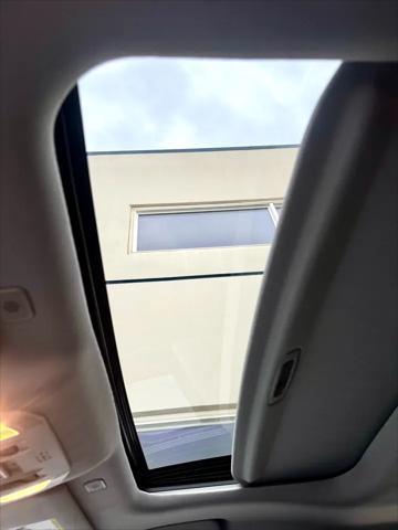 Photo of 2023 Celestial Silver Metallic Toyota Highlander Hybrid