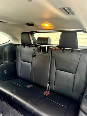 Photo of 2023 Celestial Silver Metallic Toyota Highlander Hybrid