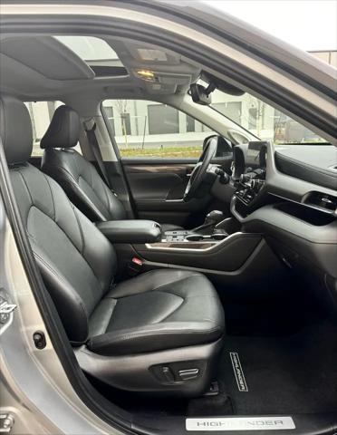 Photo of 2023 Celestial Silver Metallic Toyota Highlander Hybrid