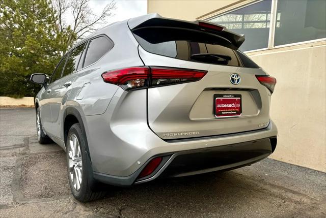 Photo of 2023 Celestial Silver Metallic Toyota Highlander Hybrid