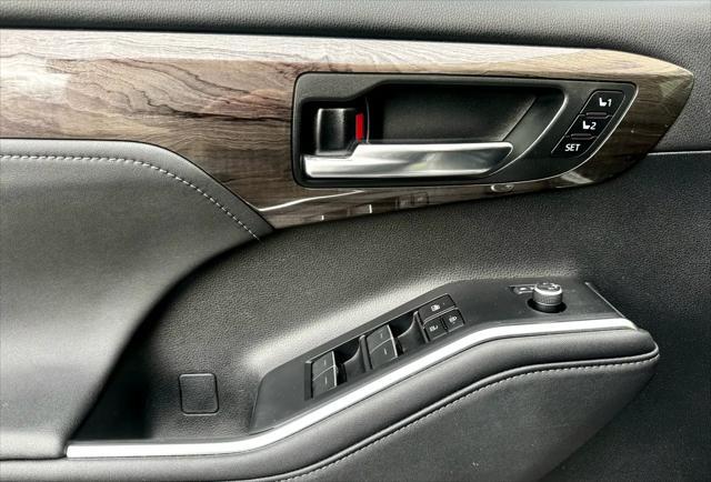 Photo of 2023 Celestial Silver Metallic Toyota Highlander Hybrid