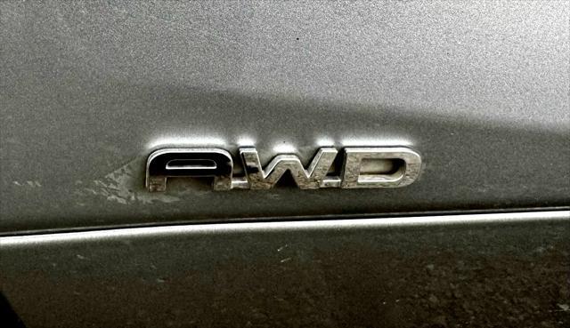 Photo of 2023 Celestial Silver Metallic Toyota Highlander Hybrid