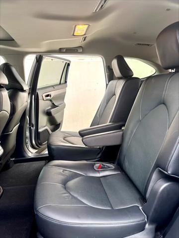 Photo of 2023 Celestial Silver Metallic Toyota Highlander Hybrid