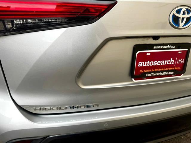 Photo of 2023 Celestial Silver Metallic Toyota Highlander Hybrid