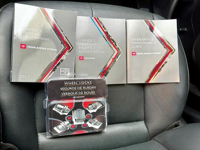 Photo of 2023 Celestial Silver Metallic Toyota Highlander Hybrid