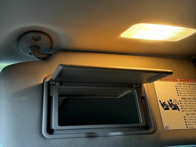 Photo of 2023 Celestial Silver Metallic Toyota Highlander Hybrid