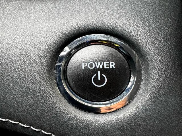 Photo of 2023 Celestial Silver Metallic Toyota Highlander Hybrid