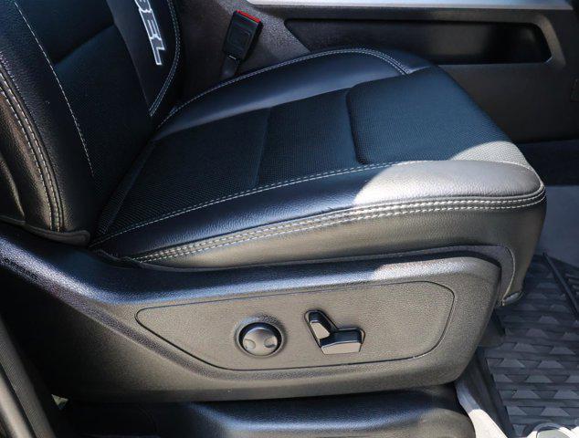 Photo of 2025 Diamond Black Crystal Pearlcoat RAM 1500