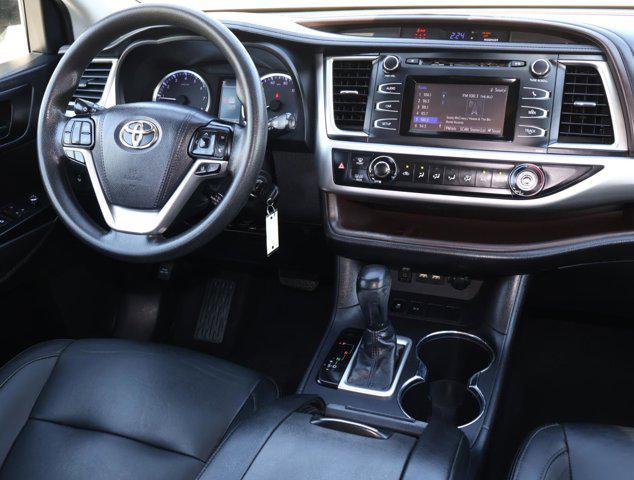 Photo of 2019 Blizzard Pearl Toyota Highlander