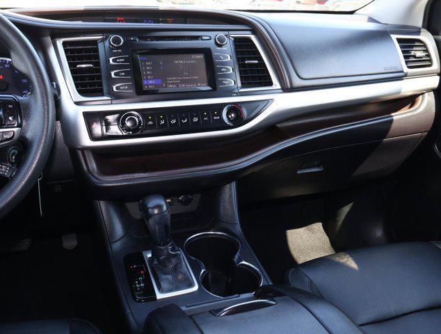 Photo of 2019 Blizzard Pearl Toyota Highlander