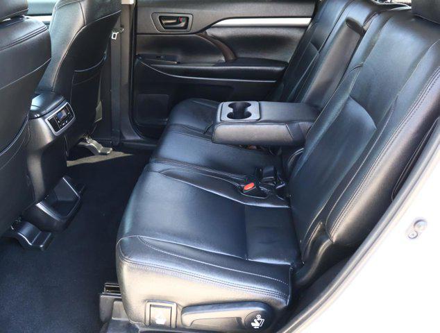 Photo of 2019 Blizzard Pearl Toyota Highlander