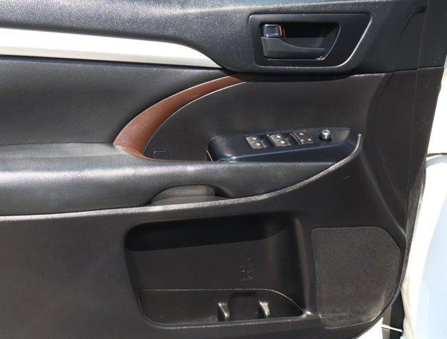 Photo of 2019 Blizzard Pearl Toyota Highlander