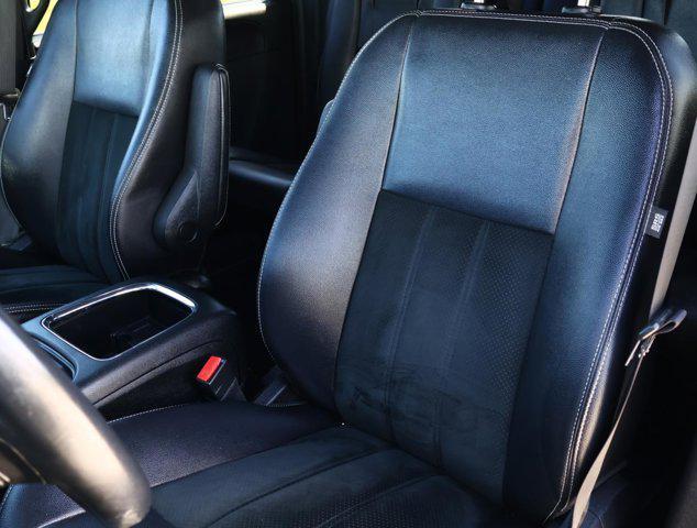 Photo of 2016 Granite Crystal Metallic Clearcoat Dodge Grand Caravan