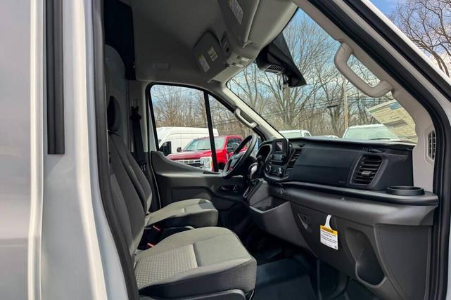 Photo of 2025 Oxford White Ford Transit-250