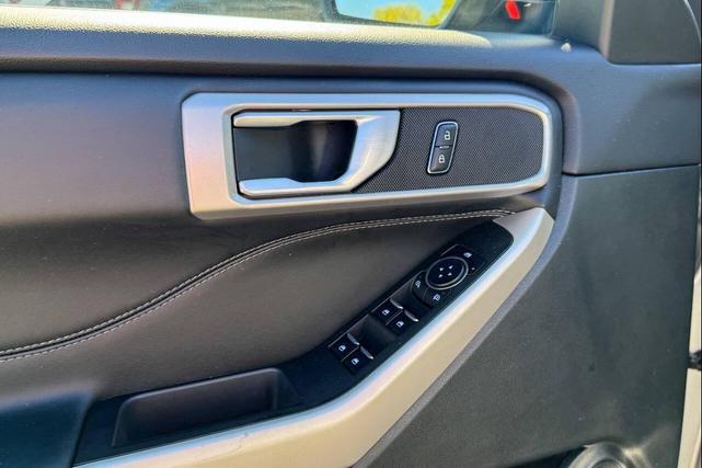 Photo of 2023 Iconic Silver Metallic Ford Explorer
