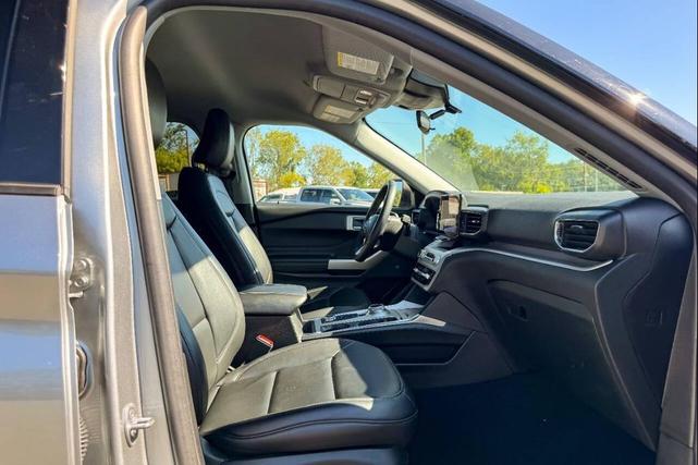 Photo of 2023 Iconic Silver Metallic Ford Explorer