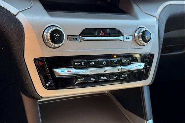 Photo of 2023 Iconic Silver Metallic Ford Explorer