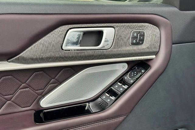 Photo of 2025 Star White Metallic Tri-Coat Ford Explorer