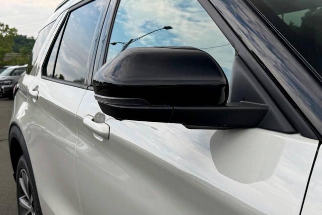 Photo of 2025 Star White Metallic Tri-Coat Ford Explorer