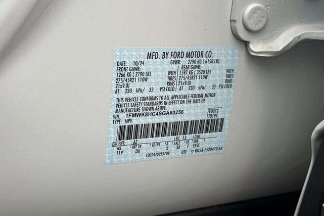 Photo of 2025 Star White Metallic Tri-Coat Ford Explorer
