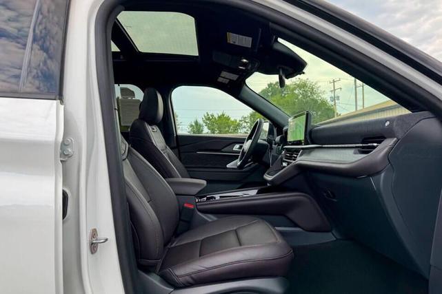 Photo of 2025 Star White Metallic Tri-Coat Ford Explorer