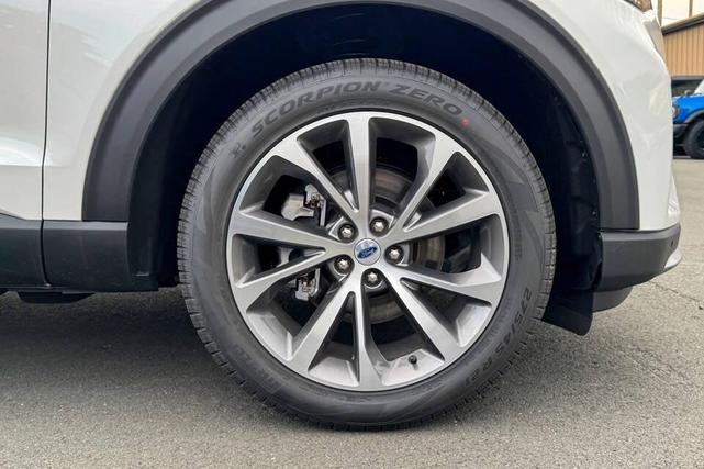 Photo of 2025 Star White Metallic Tri-Coat Ford Explorer