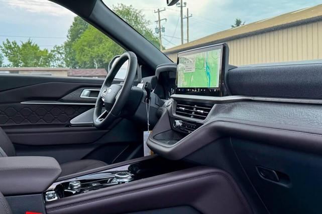 Photo of 2025 Star White Metallic Tri-Coat Ford Explorer