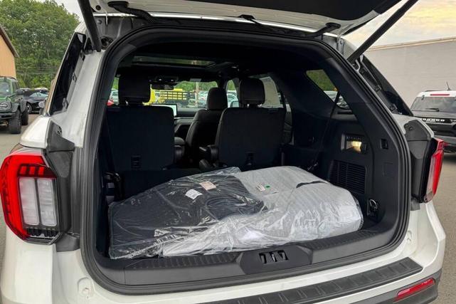 Photo of 2025 Star White Metallic Tri-Coat Ford Explorer