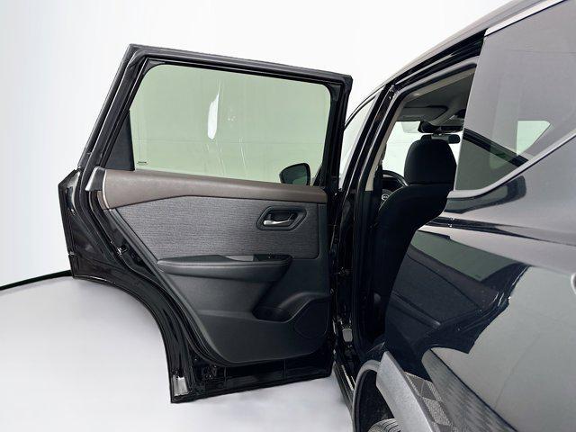 Photo of 2023 Super Black Nissan Rogue