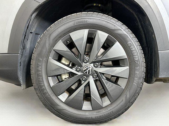 Photo of 2024 Platinum Gray Metallic Volkswagen Taos