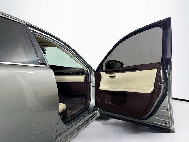 Photo of 2017 Atomic Silver Lexus ES 350