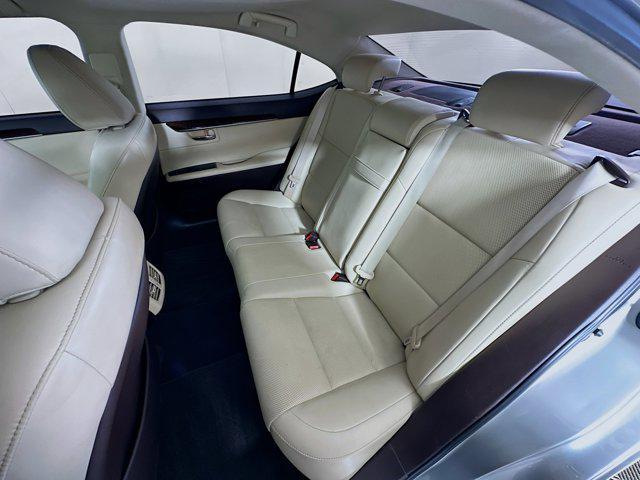 Photo of 2017 Atomic Silver Lexus ES 350