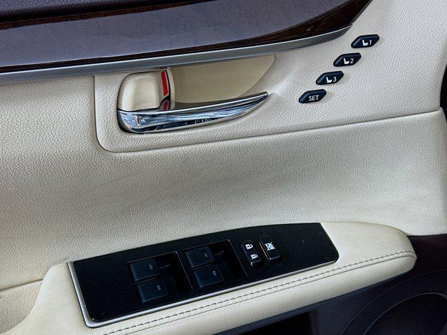 Photo of 2017 Atomic Silver Lexus ES 350