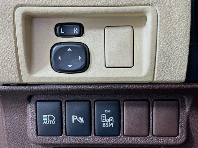 Photo of 2017 Atomic Silver Lexus ES 350