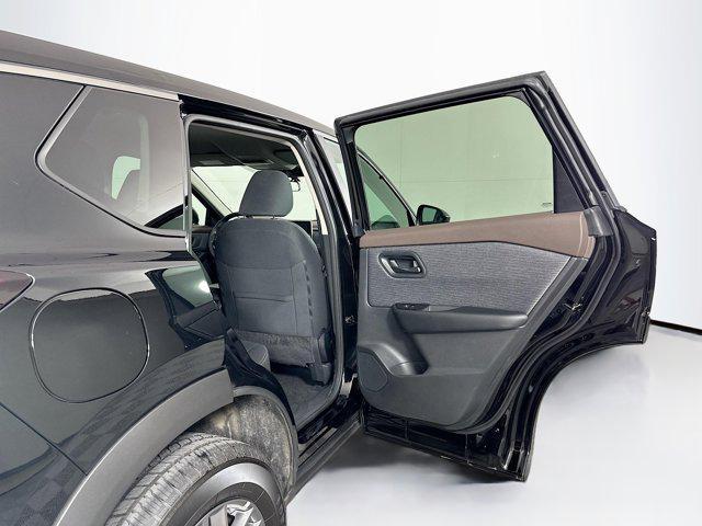 Photo of 2023 Super Black Nissan Rogue