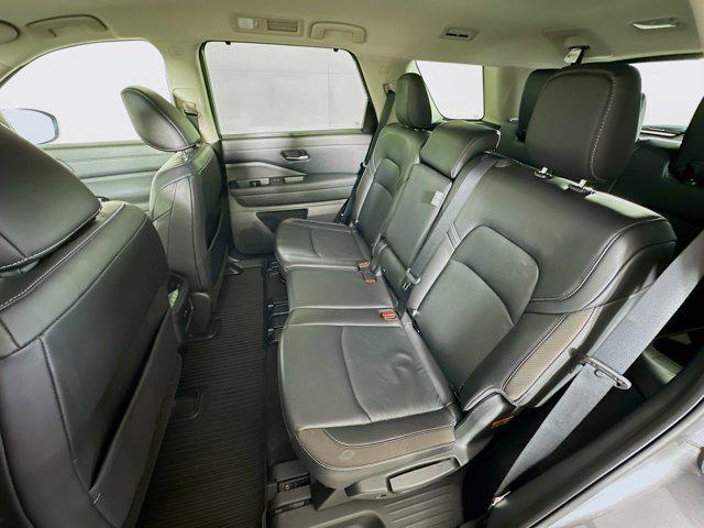 Photo of 2022 Gun Metallic/Super Black Nissan Pathfinder