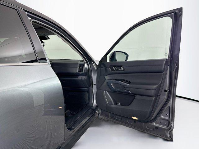Photo of 2022 Gun Metallic/Super Black Nissan Pathfinder