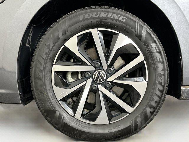 Photo of 2024 Platinum Gray Metallic Volkswagen Jetta