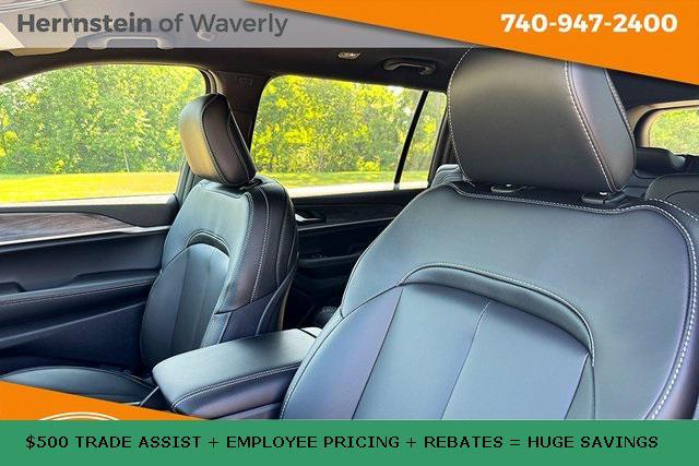 Photo of 2025 Diamond Black Crystal Pearlcoat Jeep Grand Cherokee L