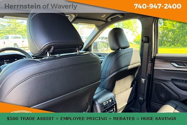 Photo of 2025 Diamond Black Crystal Pearlcoat Jeep Grand Cherokee L