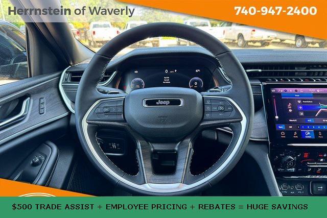 Photo of 2025 Diamond Black Crystal Pearlcoat Jeep Grand Cherokee L