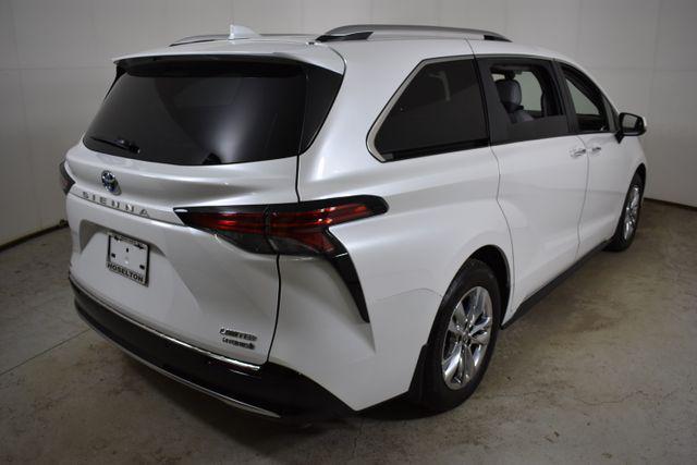 Photo of 2024 Wind Chill Pearl Toyota Sienna