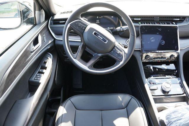 Photo of 2025 Bright White Clearcoat Jeep Grand Cherokee