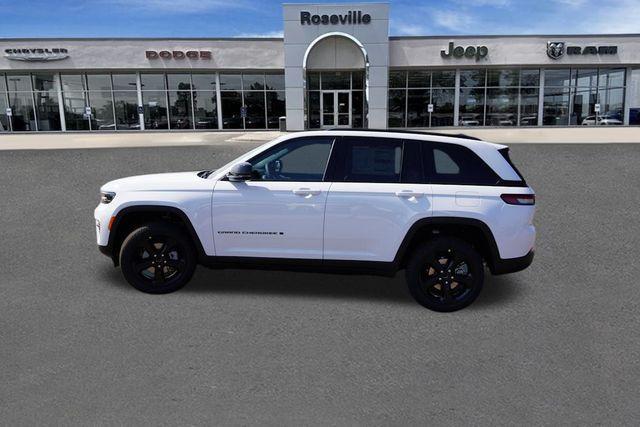 Photo of 2025 Bright White Clearcoat Jeep Grand Cherokee